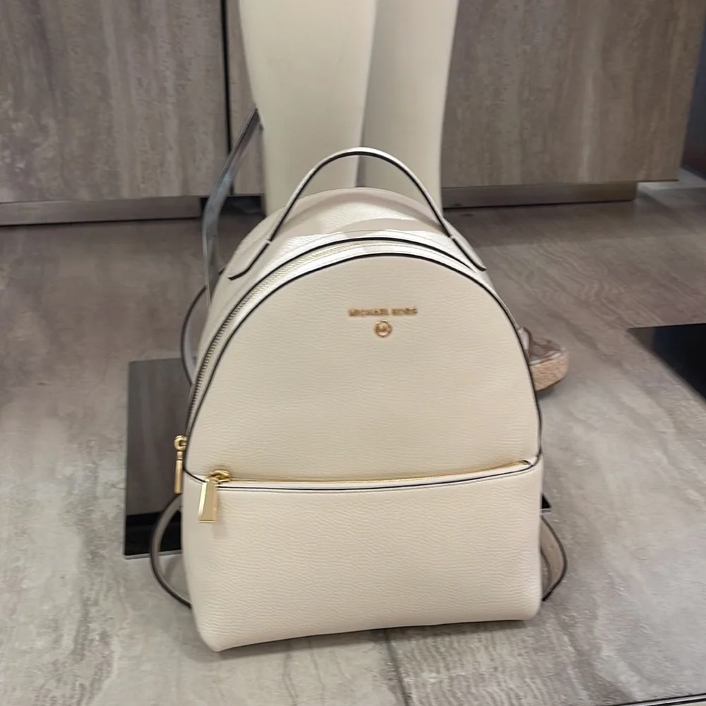 Michael Kors Women's Valerie Medium Pebbled Leather Backpack
Light Cream 
NWT - Picture 8 of 16